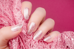 Unhas claras com glitter