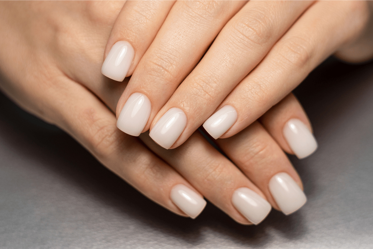 Unhas claras e curtas