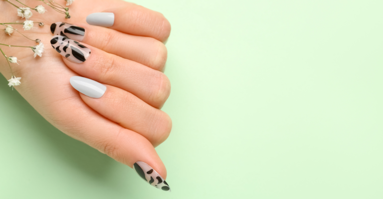 Brilho de Ano Novo: 7 Unhas Brancas Decoradas para Celebrar com Estilo