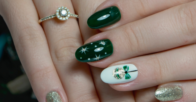 Nail Art Natalina: Descubra as 7 Tendências de Unhas Claras Decoradas para as Festas