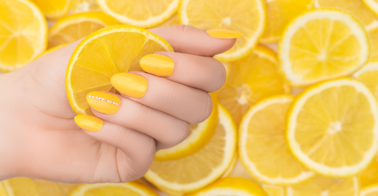 5 tendências de unhas decoradas amarela para usar no Ano Novo