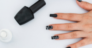 Contraste Chic: Descubra 7 Estilos de Unhas em Preto e Branco para um Visual Sofisticado