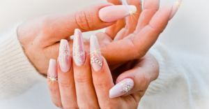 7 Tendências de Unhas com Cristais para um 2024 Luxuosas