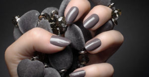 Da Discrição ao Glamour: Unhas Cinza que Se Adaptam a Todo Estilo e Ocasião