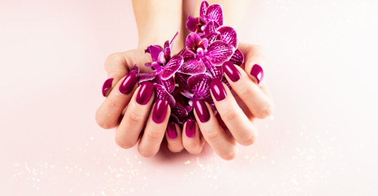 5 Tendências de Unhas Escuras para Uma Manicure de Arrasar